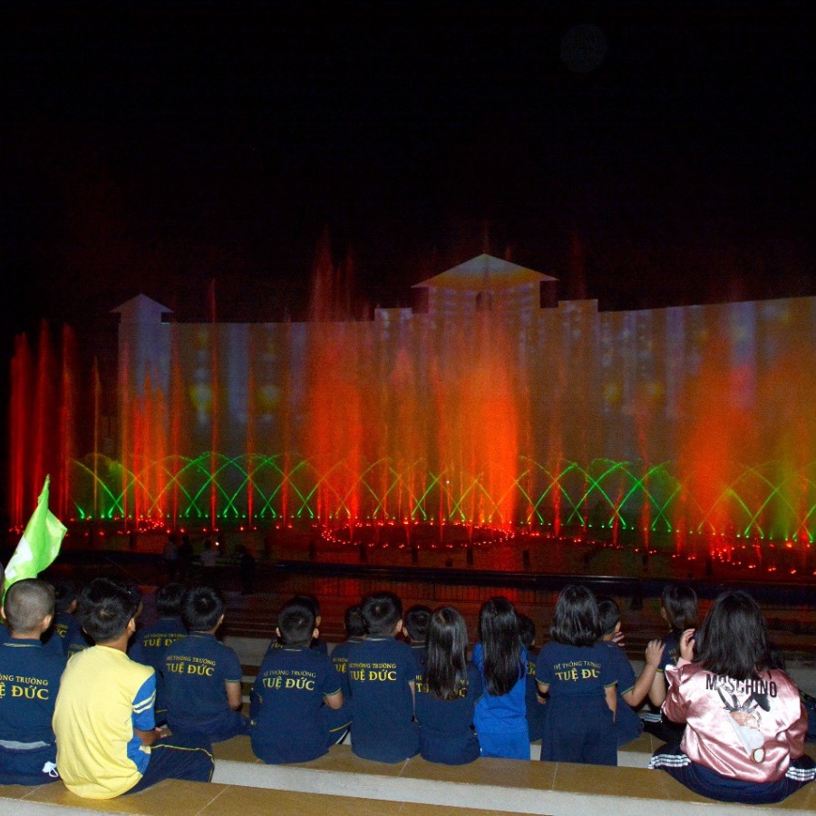 các bạn nhỏ xem nhạc nước hồ mây