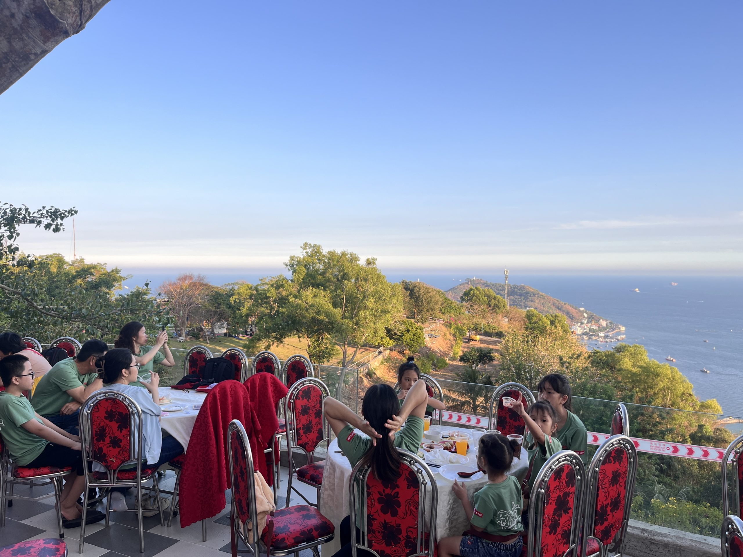 ngắm cảnh ăn trưa tại nhà hàng Hồ Mây 1