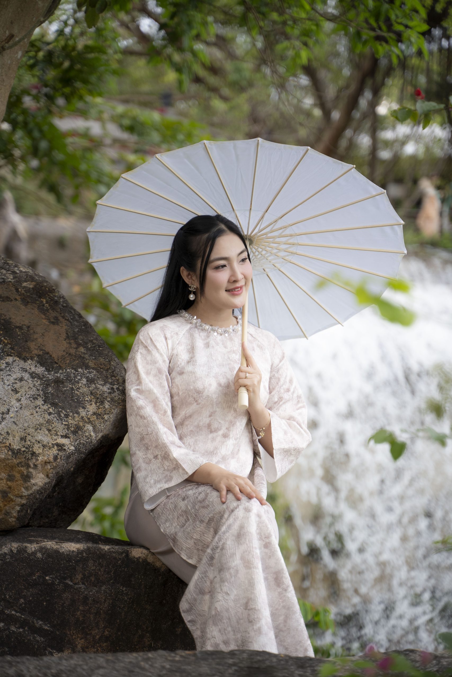 checkin thác nước tại hồ chí minh, phong cảnh như tranh thuỷ mạc