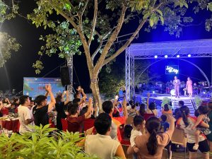 Khán giả thích thú với mà trình diễn ca sĩ Phan Đình Tùng tại Hồ Mây Show