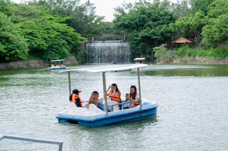 chèo thuyền trên hồ mây